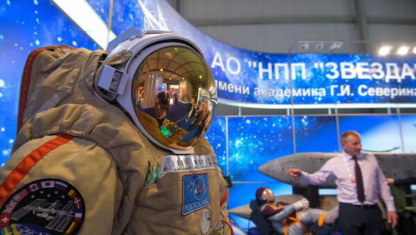 Нови скафандер за рад у отвореном космосу Орлан МСС представљен на Међународном ваздухопловно-космичком салону - Sputnik Србија