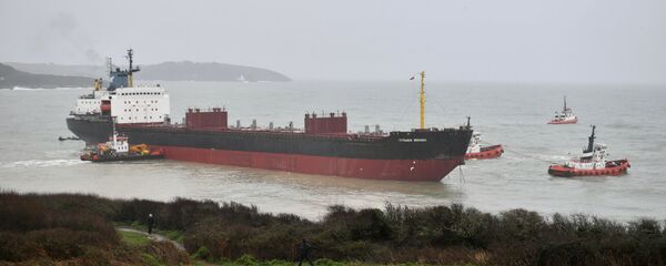 Реморкери маневришу око руског теретног брода Кузма Мињин који се насукао на британској обали - Sputnik Србија