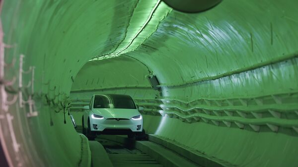 Osnivač kompanije Tesla, Ilon Mask, dolazi u modifikovanom modelu električnog automobila na prezentaciji otkrivanja tunela ispod Los Anđelesa - Sputnik Srbija