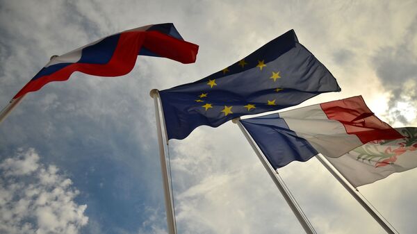 Zastave Rusije, EU, Francuske i grb Nice na obali Nice - Sputnik Srbija