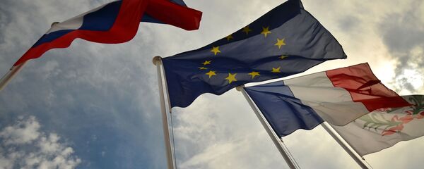 Заставе Русије, ЕУ, Француске и грб Нице на обали Нице - Sputnik Србија