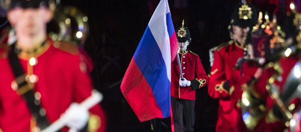 Британски војник носи руску заставу - Sputnik Србија