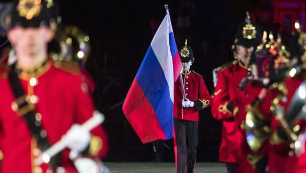 Britanski vojnik nosi rusku zastavu - Sputnik Srbija