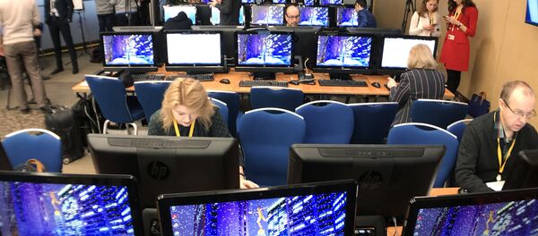 Novinari u Međunarodnom trgovinskom centru uoči početka pres-konferencije Vladimira Putina Novinari u Međunarodnom trgovinskom centru uoči početka pres-konferencije Vladimira Putina - Sputnik Srbija