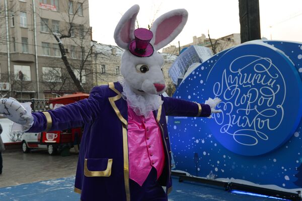 Учесник празничних представа у Москви у оквиру фестивала „Најбољи град зиме“ Учесник празничних представа у Москви у оквиру фестивала „Најбољи град зиме“ - Sputnik Србија