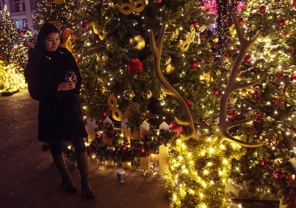 Туриста поред новогодишње декорације на Тргу Мањеж Туриста поред новогодишње декорације на Тргу Мањеж - Sputnik Србија