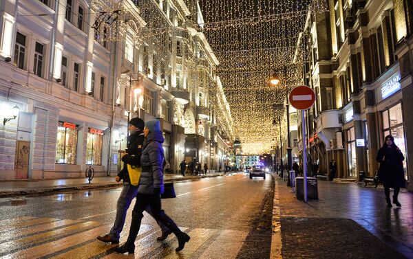 Улица са новогодишњим осветљењем у Москви - Sputnik Србија