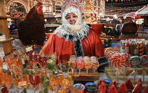 Prodavačica slatkiša na novogodišnjem vašaru u Moskvi - Sputnik Srbija