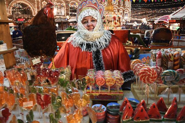 Продавачица слаткиша на новогодишњем вашару у Москви Продавачица слаткиша на новогодишњем вашару у Москви - Sputnik Србија