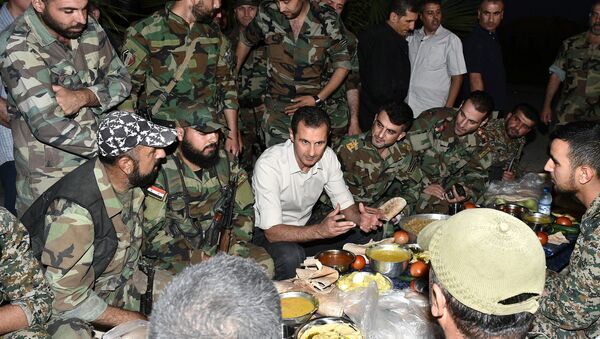 Председник Сирије Башар Асад са сиријским војницима - Sputnik Србија