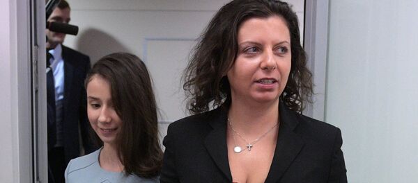 Glavna urednica RT Margarita Simonjan sa 17-godišnjom Reginom Parpijevom Glavna urednica RT Margarita Simonjan sa 17-godišnjom Reginom Parpijevom - Sputnik Srbija