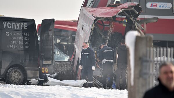 Три особе су јутрос погинуле, а више од 20 је повређено у судару воза и аутобуса на обележеном пружном прелазу, али без рампе, у Доњем Међурову код Ниша. - Sputnik Србија