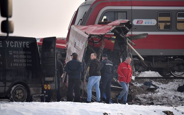 Три особе су јутрос погинуле, а више од 20 је повређено у судару воза и аутобуса на обележеном пружном прелазу, али без рампе, у Доњем Међурову код Ниша. - Sputnik Србија