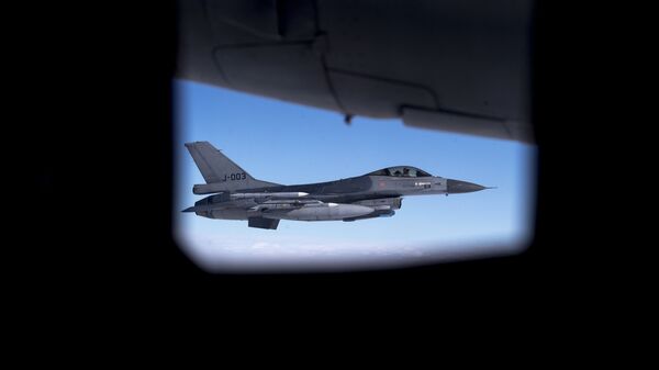 Avion lovac F-16 gledan kroz prozor drugog aviona - Sputnik Srbija