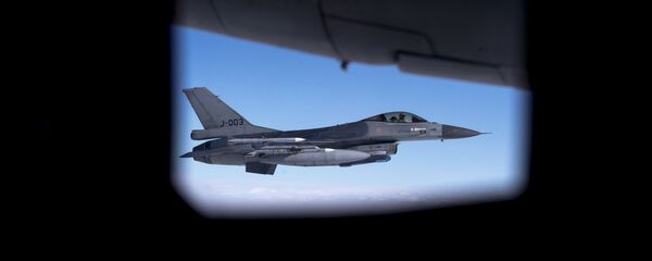 Avion lovac F-16 gledan kroz prozor drugog aviona - Sputnik Srbija