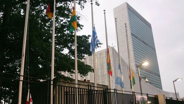 Podizanje zastava ispred sedišta Ujedinjenih nacija u Njujorku - Sputnik Srbija