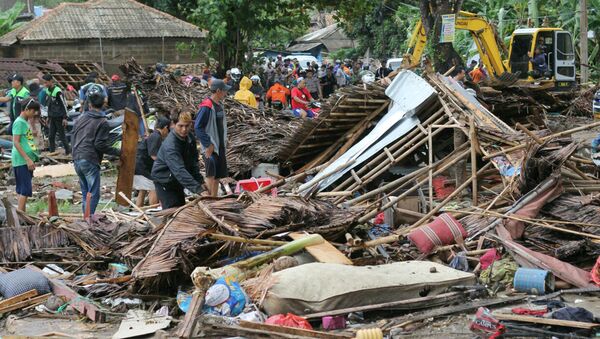 Stanovnici kuća oštećenih u cunamiju na Kariti u Indoneziji - Sputnik Srbija