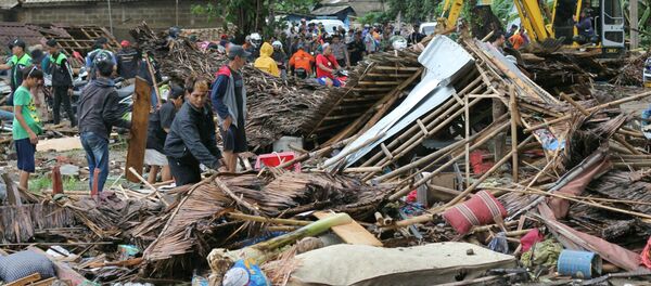 Становници кућа оштећених у цунамију на Карити у Индонезији - Sputnik Србија