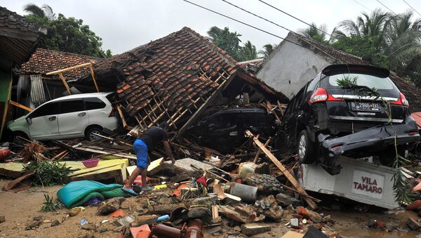 Stanovnici traže stvari među ruševinama kuće u oblasti koju je pogodio cunami u Indoneziji - Sputnik Srbija