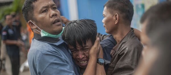 Становници Индонезије после разорног цунамија Становници Индонезије после разорног цунамија - Sputnik Србија