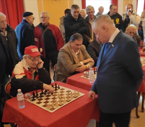 Симултанку са светском шаховском, играле су и две спортске легенде, Драгослав Шекуларац и Владе Ђуровић. - Sputnik Србија