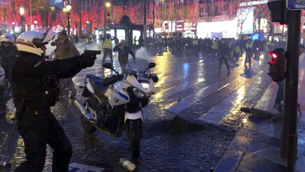 Француски полицајац повлачи пиштољ на демонстранте - Sputnik Србија