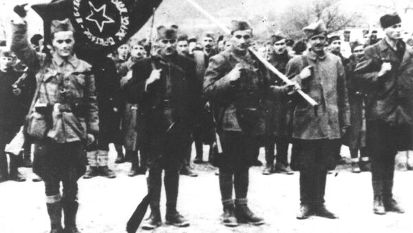 Treći bataljon Prve proleterske brigade za vreme primanja zastave u Foči 5. marta 1942. - Sputnik Srbija