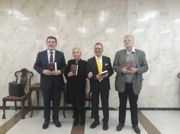 Са представљања књиге познатог руског писца и преводиоца Дмитрија Жукова „Брaнислав Нушић“: Славенко Терзић, Ирина Жукова, Владимир Мехрјаков и Јуриј Пољаков - Sputnik Србија