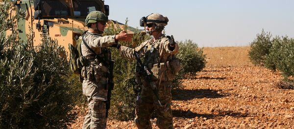 Амерички и турски војник у заједничкој патроли у сиријском Манбиџу - Sputnik Србија