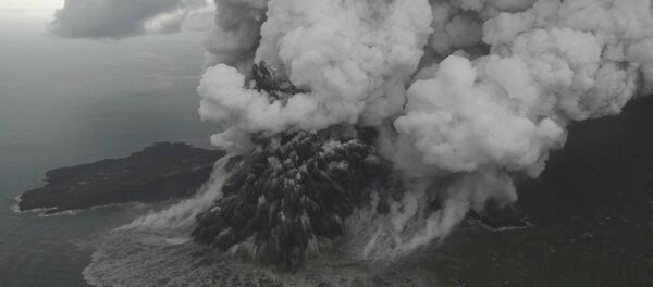 Ерупција вулкана Анак Кракатау Ерупција вулкана Анак Кракатау - Sputnik Србија