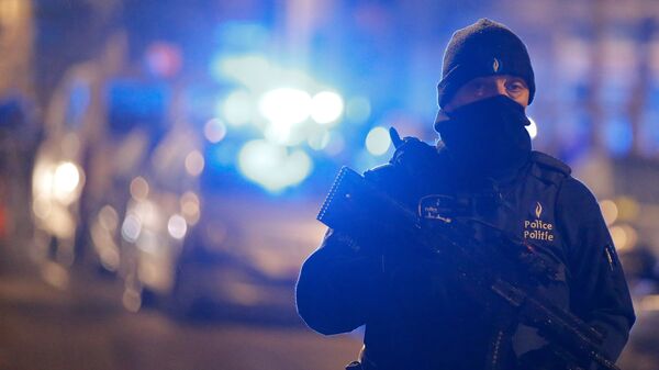 Maskirani belgijski policajac u Briselu - Sputnik Srbija