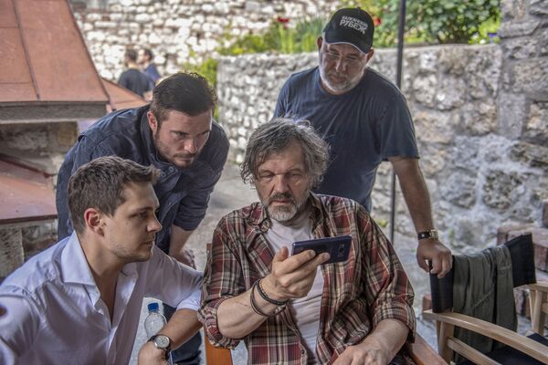 Miloš Biković, Emir Kusturica, ruski glumac Anton Pampušni i producent Vadim Birkin na setu. Miloš Biković, Emir Kusturica, ruski glumac Anton Pampušni i producent Vadim Birkin na setu. - Sputnik Srbija