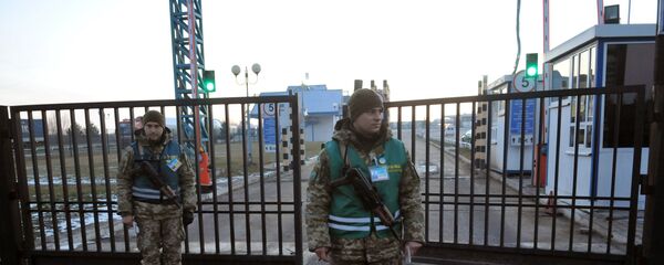 Граничари на међународном граничном прелазу Краковец-Корчева између Украјине и Пољске - Sputnik Србија