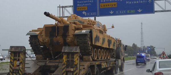Транспорт војних возила на југоистоку Турске у близини границе са Сиријом Транспорт војних возила на југоистоку Турске у близини границе са Сиријом - Sputnik Србија