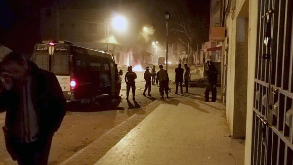 Policija u Tunisu u gradu Kaserinu posle protesta - Sputnik Srbija