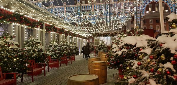 Сјај сијалица и снежна белина остављају пролазнике без даха - Sputnik Србија