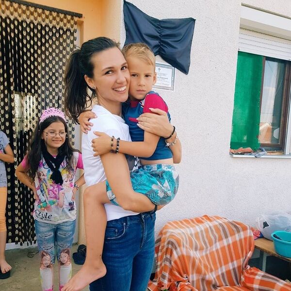 Помогли су и осмочланој породици Виријевић из села Нови Бадовац, код Грачанице. Једина ствар за коју су молили, иако живе у тешкој немаштини, јесте храна. Са примањима од 230 евра месечно једва успевају да преживе. Помогли су и осмочланој породици Виријевић из села Нови Бадовац, код Грачанице. Једина ствар за коју су молили, иако живе у тешкој немаштини, јесте храна. Са примањима од 230 евра месечно једва успевају да преживе. - Sputnik Србија