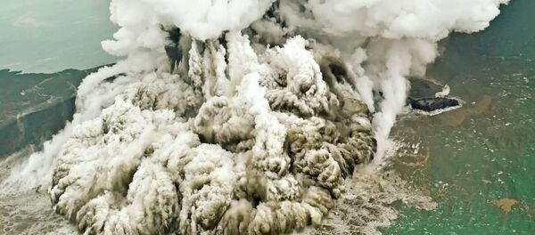 Дим и пепео еруптирају из вулкана Анак Кракатау у Индонезији Дим и пепео еруптирају из вулкана Анак Кракатау у Индонезији - Sputnik Србија