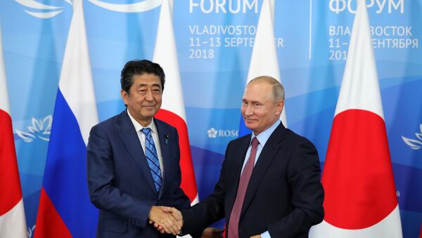Premijer Japana Šinzo Abe i predsednik Rusije Vladimir Putin na sastanku u okviru IV Istočnog ekonomskog foruma  - Sputnik Srbija