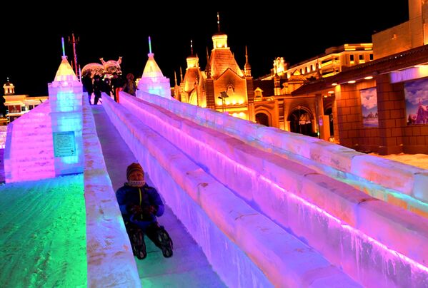 Pagode, kočije i ledeni grad: Počeo snežni festival u Mandžuriji - Sputnik Srbija