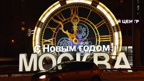 Časovnik ukrašen za Novu godinu u Moskvi - Sputnik Srbija