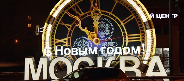 Часовник украшен за Нову годину у Москви Часовник украшен за Нову годину у Москви - Sputnik Србија