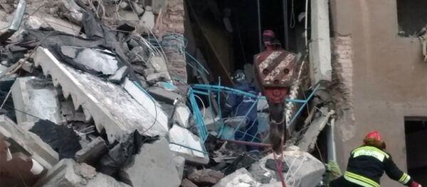 Спасиоци траже преживеле након рушења зграде у Магнитогорску Спасиоци траже преживеле након рушења зграде у Магнитогорску - Sputnik Србија