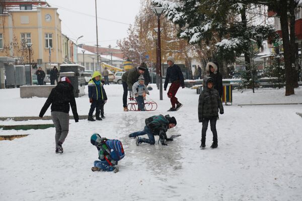 Деца се клизају на централном тргу у Бујановцу. - Sputnik Србија