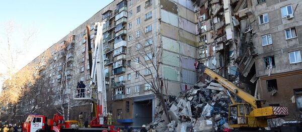 Спасиоци на месту рушења стамбене зграде у Магнитогорску - Sputnik Србија
