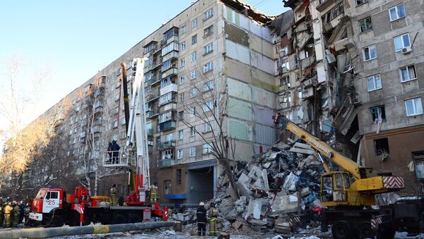 Spasioci na mestu rušenja stambene zgrade u Magnitogorsku - Sputnik Srbija