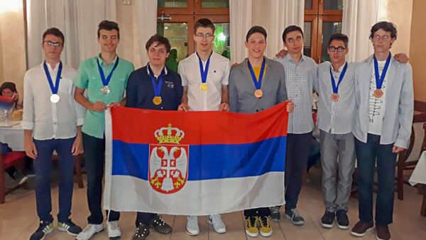 Ђаци Математичке гимназије са медаљама - Sputnik Србија