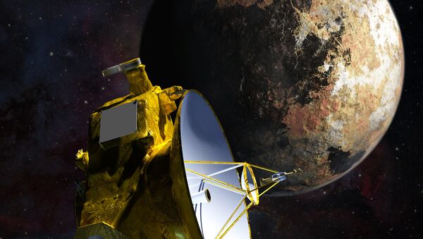 Umetnička vizija sonde Nju horajzons kako se približava Plutonu i njegovom najvećem mesecu Haronu - Sputnik Srbija