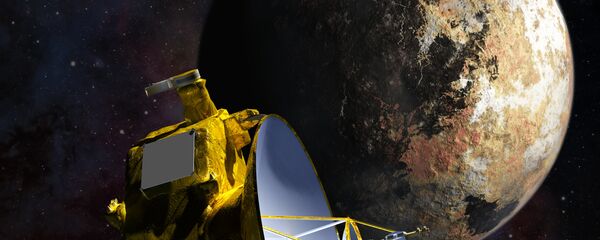 Umetnička vizija sonde Nju horajzons kako se približava Plutonu i njegovom najvećem mesecu Haronu Umetnička vizija sonde Nju horajzons kako se približava Plutonu i njegovom najvećem mesecu Haronu - Sputnik Srbija