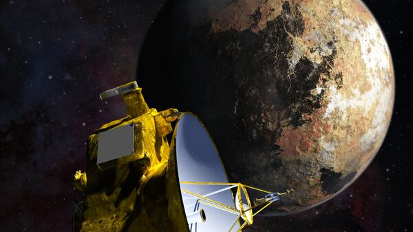 Umetnička vizija sonde Nju horajzons kako se približava Plutonu i njegovom najvećem mesecu Haronu - Sputnik Srbija